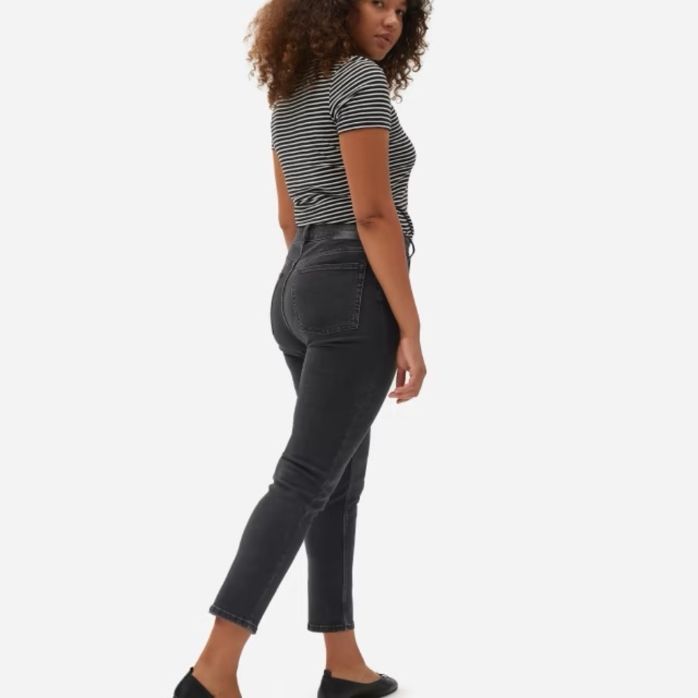Everlane’s The Curvy Cheeky Jean in Washed Black